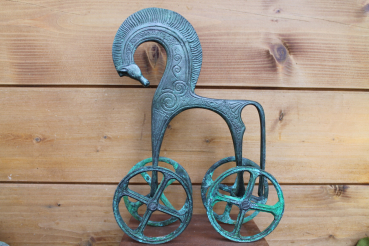 Trojan horse on wheels, bronze, 26 cm high, 18 cm long, 6.8 cm wide, 950 g