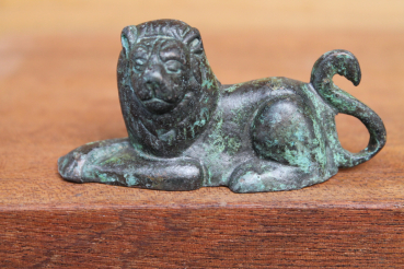 Bronze lion 7.4 cm long, 3.7 cm tall, 170 g weight