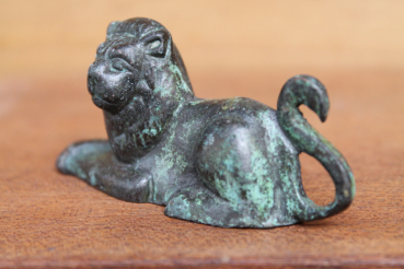 Bronze lion 7.4 cm long, 3.7 cm tall, 170 g weight