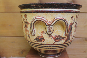 Kriegervase Krater aus Mykene  1100 v. Chr., 18 cm Höhe, handbemalt