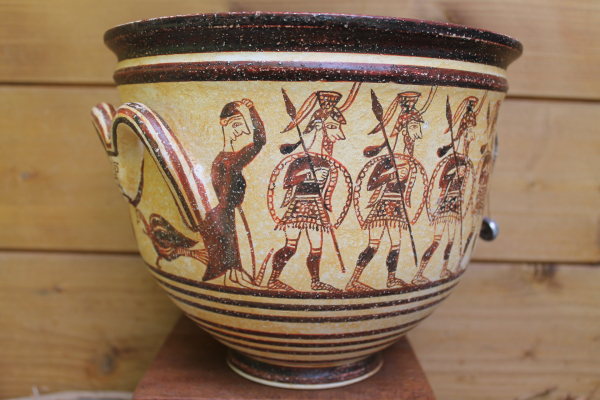 Kriegervase Krater aus Mykene  1100 v. Chr., 18 cm Höhe, handbemalt