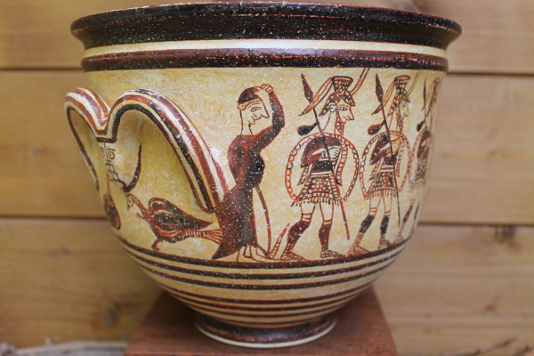 Kriegervase Krater aus Mykene  1100 v. Chr., 18 cm Höhe, handbemalt